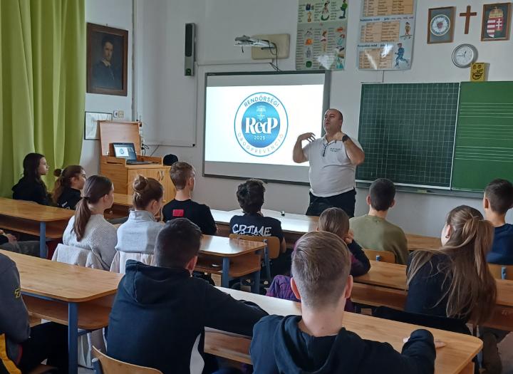 Drogprevenciós foglalkozás a nyolcadikosok számára Drogprevenciós foglalkozás a nyolcadikosok számára
